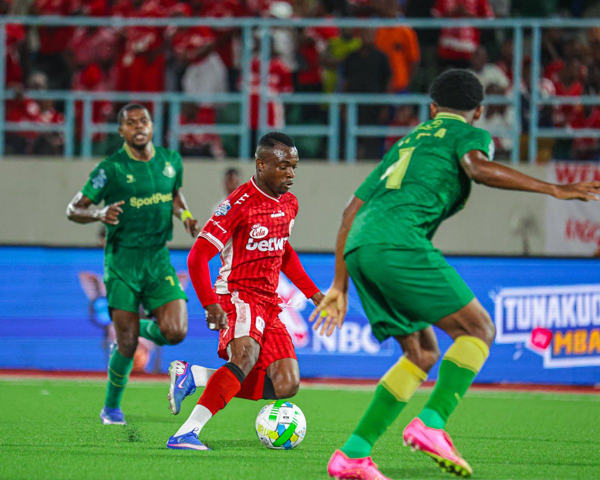 Matokeo Simba vs Yanga: mchezaji wa Simba SC akiwania mpira na wachezaji wa Young Africans Uwanja wa Uhuru
