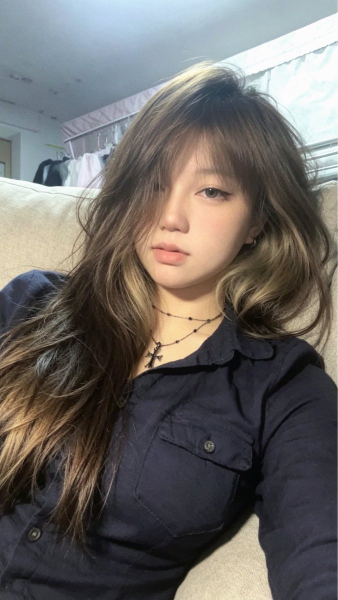 Yan3we's tweet photo. 看到之前的照片又想染头发了💇‍♀️ #wlw #le https://t.co/s1zc5vv6JN