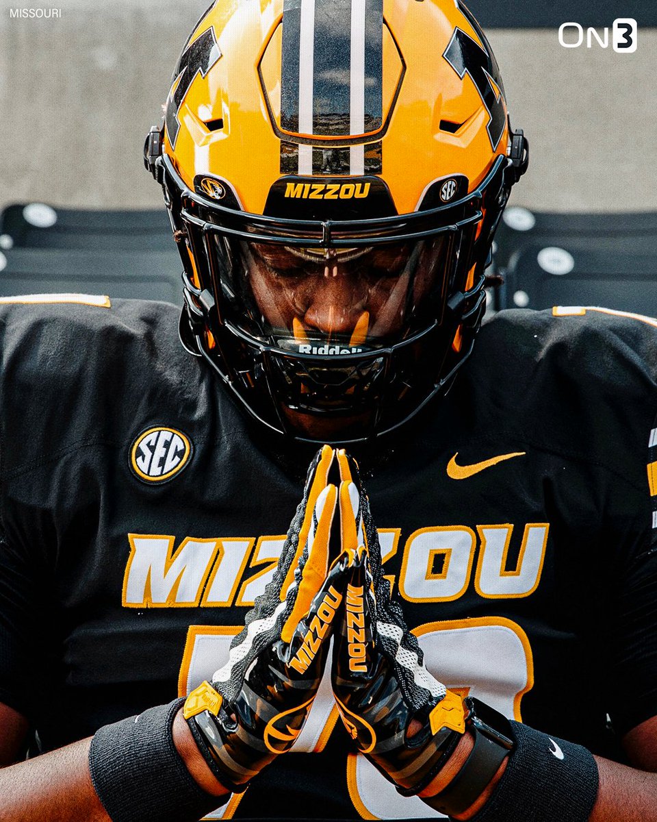 On3's tweet photo. NEW: Missouri’s Eli Drinkwitz says DJ Jones had only “like 21” days to live after being diagnosed with heart failure before receiving a transplant: 

"Wednesday we got a call, and he was being placed on an ECMO machine, which basically is a machine that acts as your heart. Once you go on that, time starts really becoming of the essence. We knew we needed a tragedy to save a life. It was a sad for all of us. He FaceTimed me and our staff on Tuesday night and told us they found him a heart, it was unbelievable joy."❤️

(via @MartySmithESPN) 

https://t.co/ti9G6o9T3C