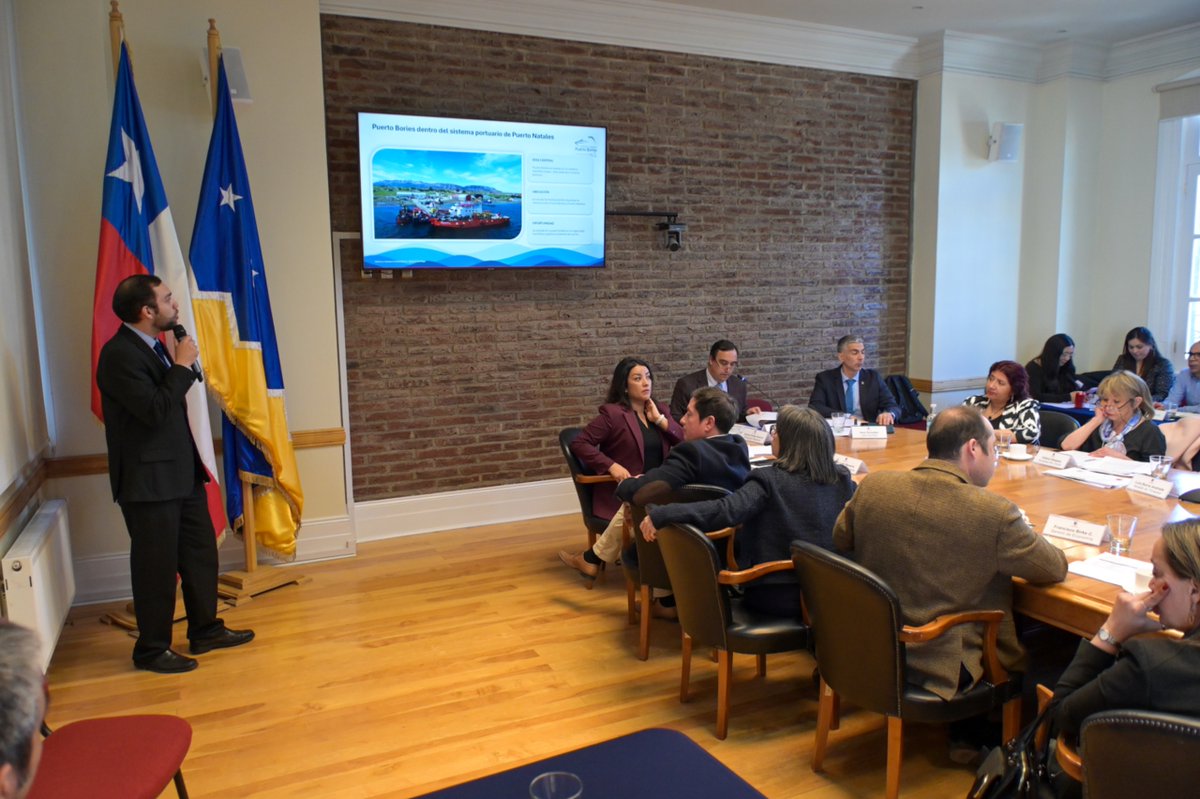 gore_magallanes's tweet photo. 🟠🔵NOTICIAS| Salmonicultura y turismo en #Natales, #H2V en #RioVerde y nuevas energías en #Porvenir: Estas fueron las cuatro últimas concesiones aprobadas por el CRUBC
🎤 "Los proyectos van en beneficio directo de la región", dijo @JorgeFlies
👉🏽Info: https://t.co/0NG93bEcdO https://t.co/5UthvRo40z