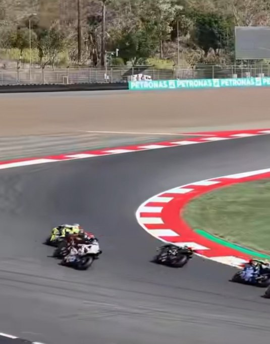Bob_Pollake's tweet photo. @Mucha_PichaGP Se ve claramente como Marc se baja y coge la moto de Digia, le pone primera y los ruedines. (Mode ironic on). Aparte de eso solo veo un Di Gia que va pasado y no hace la curva obligando a 3 pilotos a cambiar la trazada. https://t.co/q6ILlP5HWb