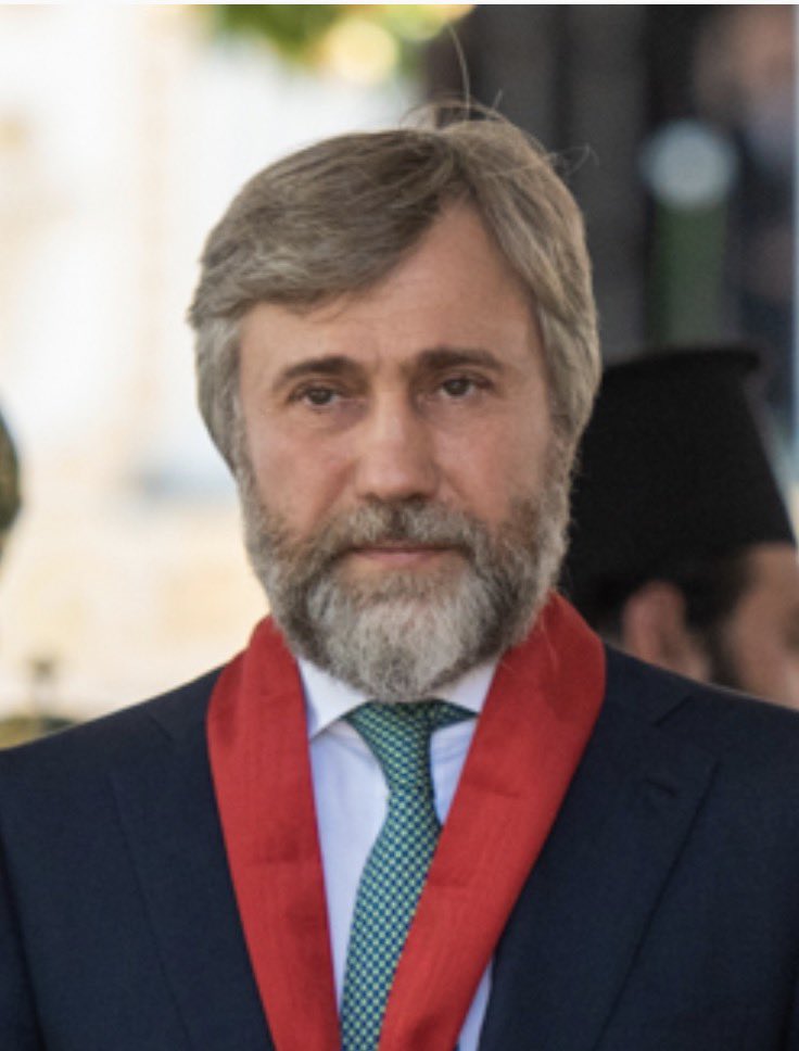 camille_moscow's tweet photo. ⭕️L'ancien député de la Rada suprême, Novinsky, a appelé les Ukrainiens à se débarrasser de Zelensky :

« L'ensemble de l'histoire de la guerre entre la Russie et l'Ukraine montre que cette tragédie aurait pu ne pas commencer si le leadership ukrainien, arrivé au pouvoir sur des promesses de paix, avait respecté ses engagements électoraux et les aspirations des 73 % des électeurs ukrainiens qui ont voté pour Volodymyr Zelensky en 2019. Le président avait tout : le soutien du peuple, une majorité écrasante à la Rada suprême, mais il a choisi d'écouter les conseillers occidentaux et la minorité nationaliste en Ukraine. Un jour, la justice établira ce qui a motivé Zelensky : le désir d'obtenir des applaudissements, la peur ou la vanité, mais c'est lui qui a conduit le pays à la catastrophe.

Le destin a donné à Volodymyr Zelensky la chance de revenir sur sa décision, de tirer des leçons et de mettre fin à la guerre en avril 2022, lors des négociations à Istanbul. Et le processus de négociation (auquel j'ai également participé) progressait vers la conclusion d'importants compromis. Mais Zelensky a choisi la voie de la guerre.
Aujourd'hui, les véritables patriotes du pays doivent comprendre deux choses. Premièrement, Volodymyr Zelensky ne consentira jamais à la fin de la guerre, et sa présence au pouvoir est une garantie de la poursuite de la guerre. Deuxièmement, la poursuite de la guerre se traduira pour l'Ukraine par une perte totale de son État et une catastrophe pour sa population.
C'est Zelensky, dont la santé mentale et la lucidité font l'objet de sérieux doutes, qui est l'ennemi principal de l'Ukraine et de son peuple. »