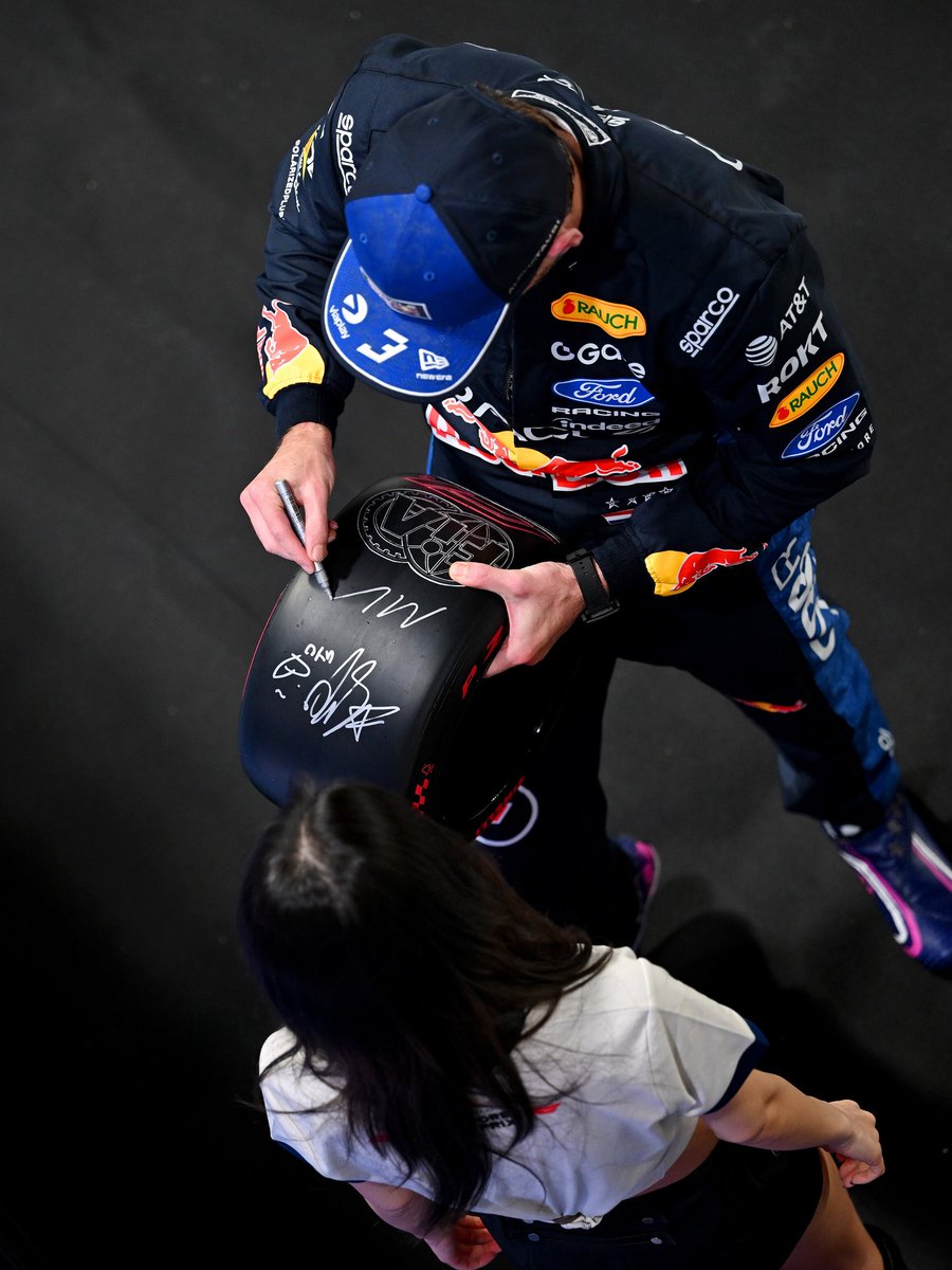 Max33Verstappen's tweet photo. 🙌 A lovely day in Singapore!! Some good points and really happy to take my 50th pole here. Full push tomorrow 💪 https://t.co/GF6P9qgcui