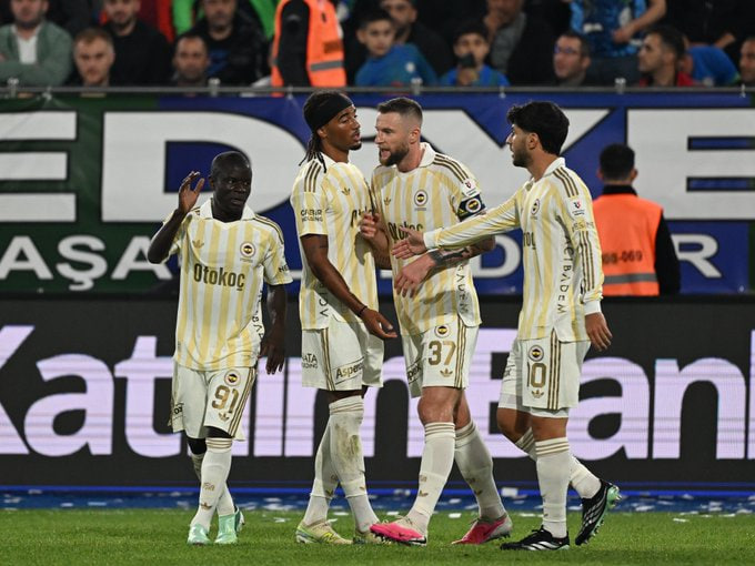 milligirisx's tweet photo. 📢İlk yarı sonucu  👇

Çaykur Rizespor 0-1 #Fenerbahçe

⚽️12' Marco Asensio https://t.co/NDafjagqXm