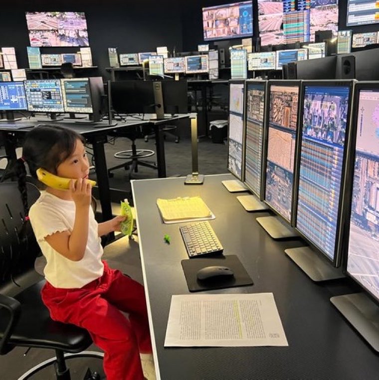 jurismoira's tweet photo. the economy is so bad they already have jee and theo working https://t.co/kNJuZdVKyq