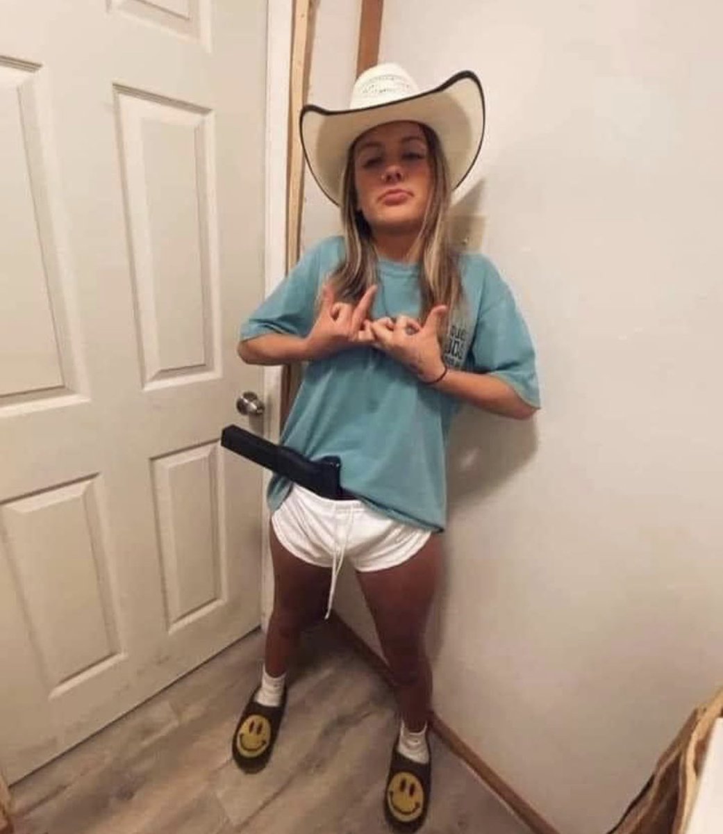 itdontmatterss's tweet photo. @CFBMemes I found her https://t.co/rg5yWIZpDq