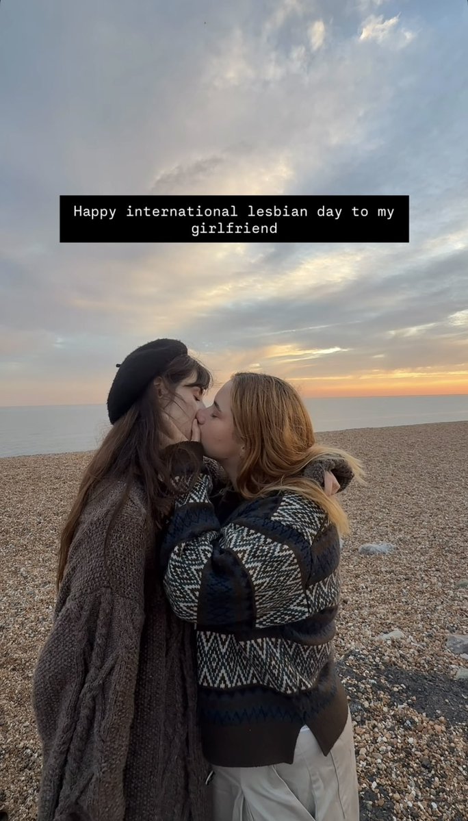 _forbisexuals's tweet photo. bisexual singer dodie with her girlfriend 🩷💜💙 https://t.co/EK2WGdsFP4