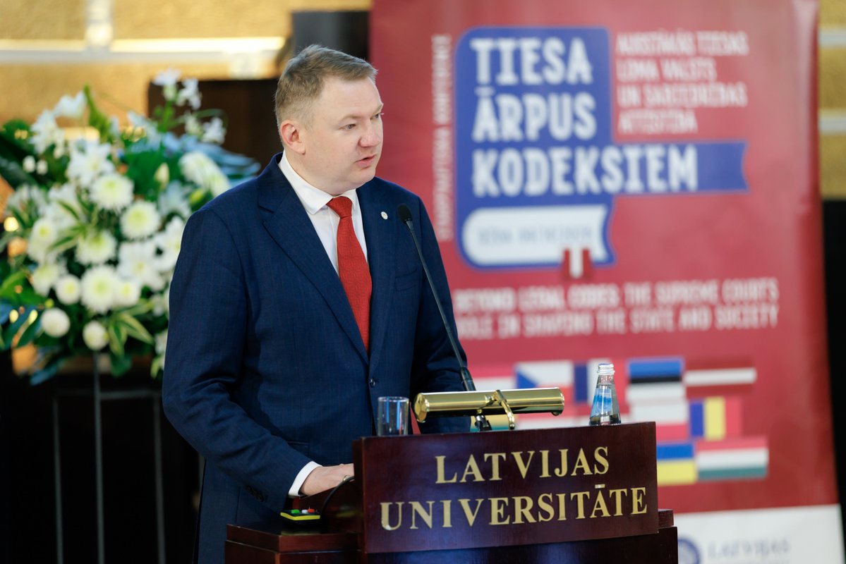 Augstaka_tiesa's tweet photo. @Augstaka_tiesa un @universitatelv konferenci uzrunāja Ministru prezidents @AndrisKulbergs, tieslietu ministrs @EdvardsSmiltens, ES Augstāko tiesu priekšsēdētāju tīkla valdes locekle Dineke de Groot, bet “toni” diskusijām iedeva AT priekšsēdētāja Aigara Strupiša priekšlasījums. https://t.co/ZPDQOjk4O8