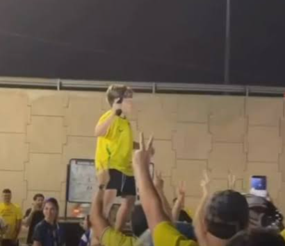poptime's tweet photo. Enquanto em manifestação de Flávio Bolsonaro uma criança segurava armas, na de Lula uma criança ergueu o livro da Constituição do Brasil. https://t.co/7X3gd3jYLu