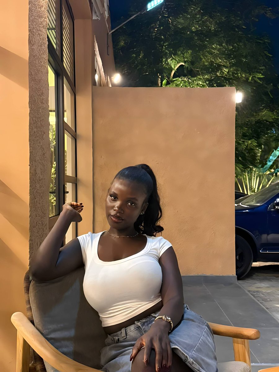 purplejola's tweet photo. Cheers to making dark skin look as luxurious as it is. 🥂 https://t.co/vTY9WaTqQc