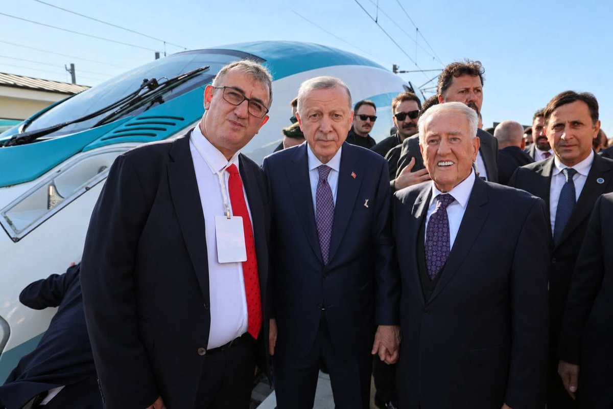 Bosnaklar_bosna's tweet photo. 🇧🇦🇹🇷 BOŞNAK İŞ İNSANLARI SALİH AKGÜL VE BAYRAM AKGÜL, CUMHURBAŞKANI ERDOĞAN İLE BİR ARAYA GELDİ

Çerkezköy–Kapıkule Hızlı Tren Hattı'nın açılış törenine katılan Boşnak hemşehrilerimiz, iş insanları Türkiye'nin tanınmış bisiklet markası Salcano'nun kurucusu ve Yönetim Kurulu Başkanı Boşnak hemşehrimiz 
 Salih Akgül ve oğlu  DEİK Türkiye - Karadağ İş Konseyi Başkanı Boşnak hemşehrimiz Bayram Akgül Cumhurbaşkanı Recep Tayyip Erdoğan ile bir araya geldi.

İş dünyasında faaliyet gösteren Akgül ailesinin bu önemli açılışta yer alması, Boşnak camiamızın da dikkatini çeken gelişmelerden biri oldu.

🇧🇦 Boşnak kökenli hemşehrilerimizin ülkemizin ekonomik ve sosyal hayatında yer alması, başarılarıyla anılması bizleri mutlu ediyor.

Salih Akgül ve Bayram Akgül'e çalışmalarında başarılar diliyoruz.

Boşnaklar Sayfası
Boşnak camiasının gerçek sesi

🌐 https://t.co/b3qg1RUDbl

#boşnak @bayramakg @RTErdogan