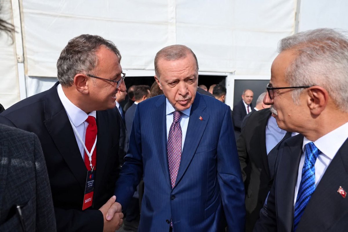 Bosnaklar_bosna's tweet photo. 🇧🇦🇹🇷 BOŞNAK İŞ İNSANLARI SALİH AKGÜL VE BAYRAM AKGÜL, CUMHURBAŞKANI ERDOĞAN İLE BİR ARAYA GELDİ

Çerkezköy–Kapıkule Hızlı Tren Hattı'nın açılış törenine katılan Boşnak hemşehrilerimiz, iş insanları Türkiye'nin tanınmış bisiklet markası Salcano'nun kurucusu ve Yönetim Kurulu Başkanı Boşnak hemşehrimiz 
 Salih Akgül ve oğlu  DEİK Türkiye - Karadağ İş Konseyi Başkanı Boşnak hemşehrimiz Bayram Akgül Cumhurbaşkanı Recep Tayyip Erdoğan ile bir araya geldi.

İş dünyasında faaliyet gösteren Akgül ailesinin bu önemli açılışta yer alması, Boşnak camiamızın da dikkatini çeken gelişmelerden biri oldu.

🇧🇦 Boşnak kökenli hemşehrilerimizin ülkemizin ekonomik ve sosyal hayatında yer alması, başarılarıyla anılması bizleri mutlu ediyor.

Salih Akgül ve Bayram Akgül'e çalışmalarında başarılar diliyoruz.

Boşnaklar Sayfası
Boşnak camiasının gerçek sesi

🌐 https://t.co/b3qg1RUDbl

#boşnak @bayramakg @RTErdogan