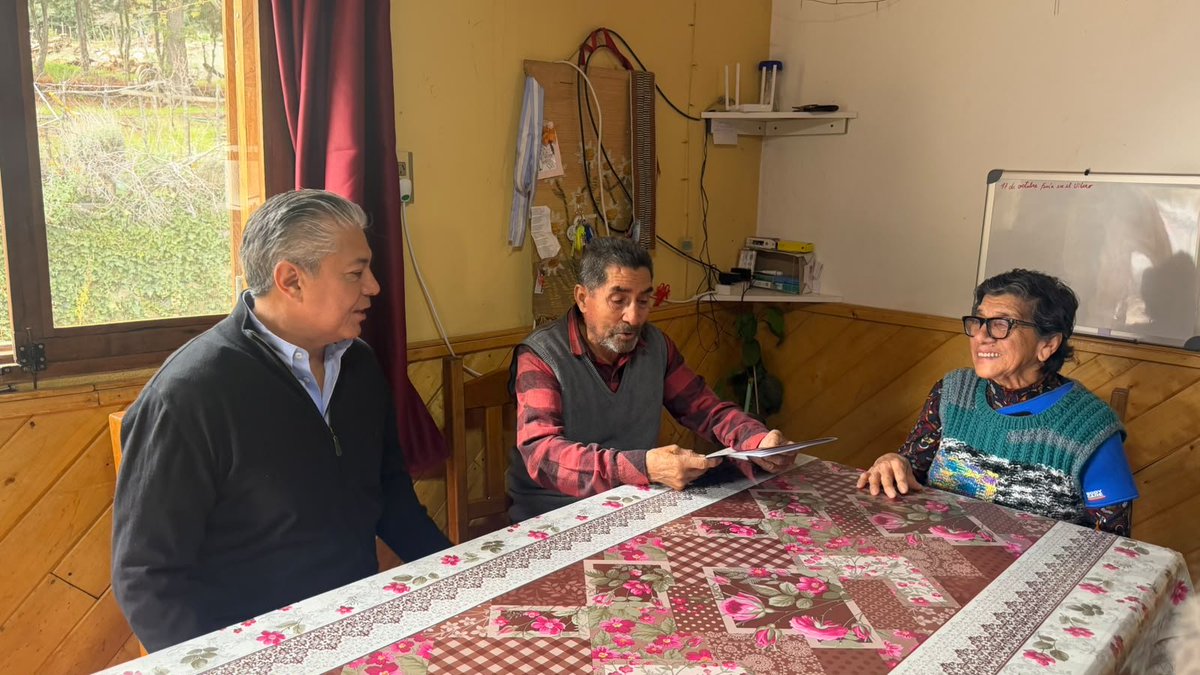 Rolo_Figueroa's tweet photo. EL RECONOCIMIENTO A QUIENES CONSTRUYERON EL ALTO NEUQUÉN

En Huinganco entregamos el título de propiedad a Víctor Candia, un vecino que ha dejado todo por su comunidad. Reconocemos su trabajo, su trayectoria y su esfuerzo, el de tantas familias del Alto Neuquén que fueron construyendo su pueblo día a día.

Tener el título significa tener la certeza de que ese esfuerzo no se pierde y que podrá transmitirlo a su familia. Es seguridad, arraigo y futuro. Por eso seguimos trabajando para que cada vecino pueda llamar suyo el lugar que con tanto sacrificio ayudó a levantar.