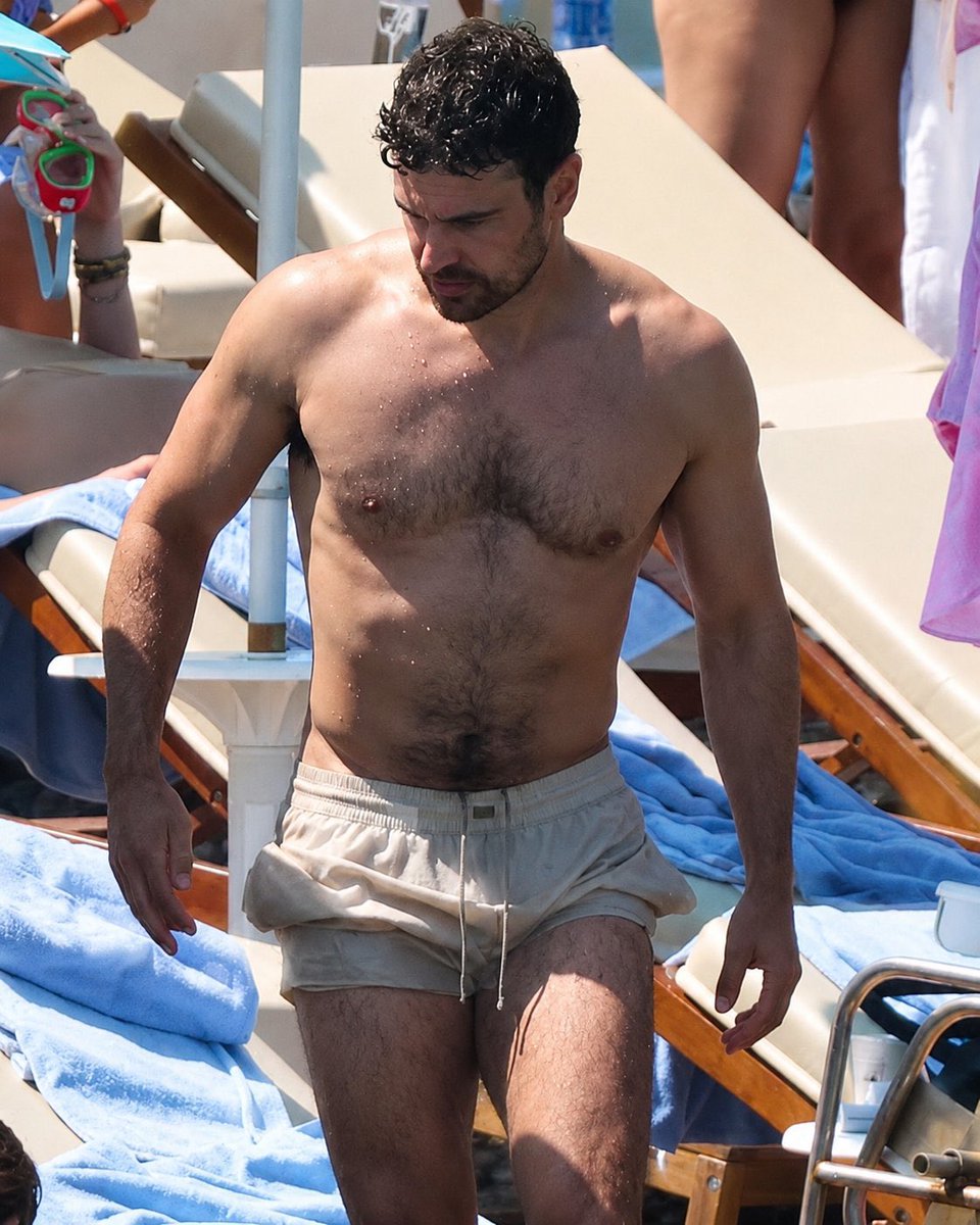 Dimson001789's tweet photo. I think men being a little overweight like actor Theo James is attractive. https://t.co/AjQFWC7I9e