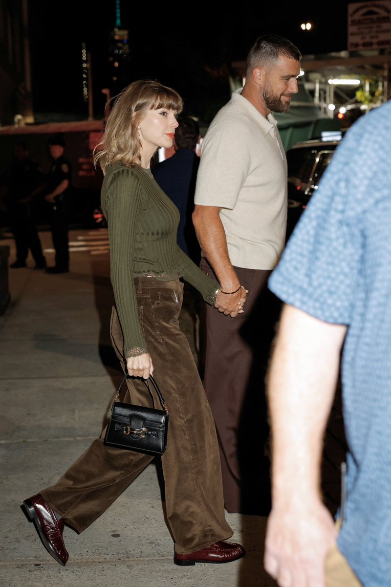 taylorswiftbr's tweet photo. Taylor Swift e Travis Kelce deixando um restaurante na noite de ontem, em Nova York! ❤️ https://t.co/dyG2M0gfNw