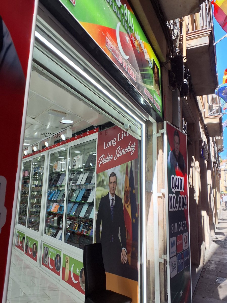 MortadelloAgent's tweet photo. Els supers 24h, botigues de carcasses i kebabs, negocis insostenibles, sempre buits, tots regentats per pakistanesos i blanquejant capitals a vista de tothom, recolzant al PSOE/PSC.

Menuda claveguera. https://t.co/5xCd2z7DjX