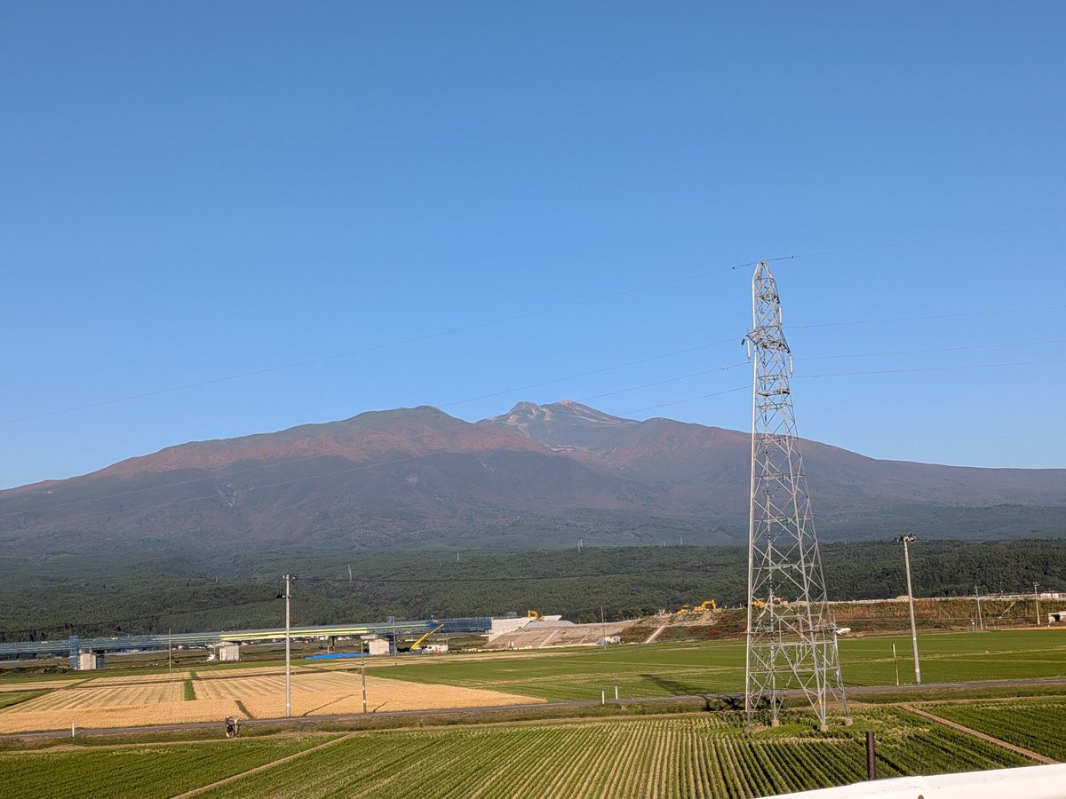 Extrain_Record2's tweet photo. 3発目はトワイライトタイムのこちらで。
向かってる道中の鳥海山はくっきり見えてキレイでした。 https://t.co/qRyPUvFYJG
