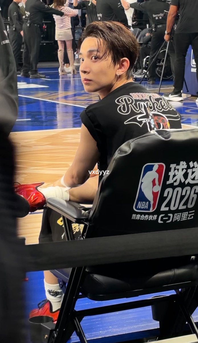 vxdyyz's tweet photo. 벤치에 앉아있는 농구선수같고 너무 그러진마… 

261010 NBA FANDAY
#에반 #EVAN #희승 #HEESEUNG https://t.co/eqIVNcWEYF