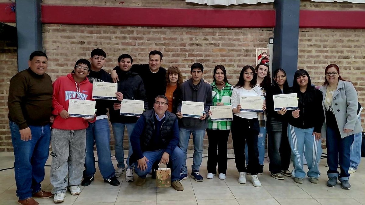 tanapasqualini's tweet photo. 🧑🏽‍🎓 Finalizó la capacitación “Liderazgo y Comunidad”, una iniciativa del Gobierno provincial que fortalece el trabajo comunitario a través de herramientas en educación financiera, emprendedurismo, comunicación, liderazgo y trabajo en equipo. 🤝💙 https://t.co/je7LRH6yoZ