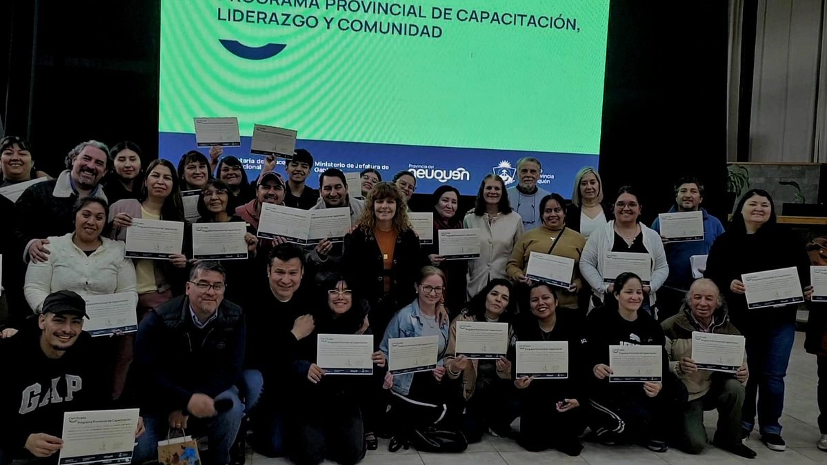 tanapasqualini's tweet photo. 🧑🏽‍🎓 Finalizó la capacitación “Liderazgo y Comunidad”, una iniciativa del Gobierno provincial que fortalece el trabajo comunitario a través de herramientas en educación financiera, emprendedurismo, comunicación, liderazgo y trabajo en equipo. 🤝💙 https://t.co/je7LRH6yoZ