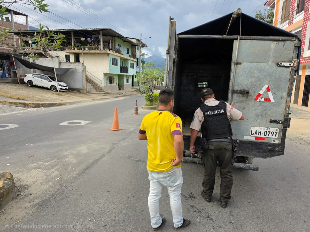 PoliciaEcZona7's tweet photo. 🚔 VÍAS SEGURAS
Nuestros servidores policiales en Chinchipe #ZamoraChinchipe, mantienen un despliegue operativo en los ejes viales con controles preventivos en este #Feriado09DeOctubre.
#ServirYProtegerConFirmeza
#EstrategiaOperacional3D https://t.co/thAYleAulA