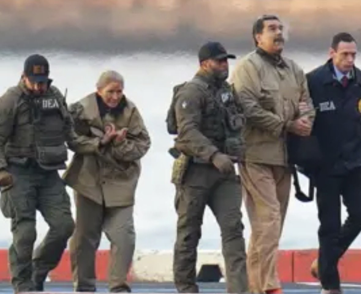 Simonovis's tweet photo. Qué maravilla cuando la justicia funciona. 

Nicolai y Elena Ceausescu no corrieron con la misma suerte que Maduro y Flores. https://t.co/GiqZgqE1YT