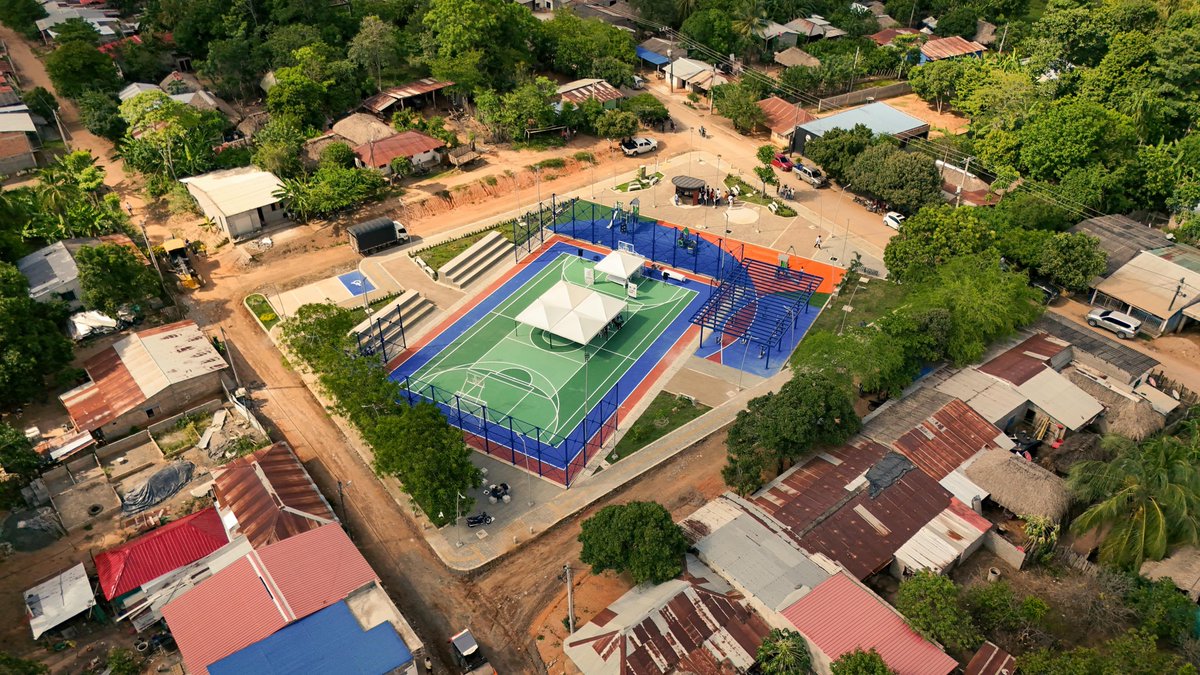 kerguelenhugo's tweet photo. Obra 96.

No es una cifra. Es una rutina.

Cada semana, Montería recibe una obra nueva. Esta vez le tocó a San Anterito, en la zona rural.

Allá los niños no tenían dónde jugar. Hoy tienen cancha iluminada con graderías, juegos infantiles y gimnasio al aire libre.

Una obra se puede inaugurar una vez. Entregar una cada semana exige un sistema.

Las metas se anuncian. Los sistemas entregan.

96 obras. Y la próxima ya viene.

La Cinta Cayó, la Obra Llegó.