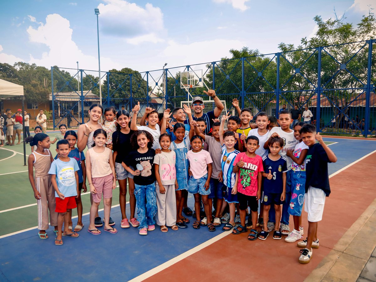 kerguelenhugo's tweet photo. Obra 96.

No es una cifra. Es una rutina.

Cada semana, Montería recibe una obra nueva. Esta vez le tocó a San Anterito, en la zona rural.

Allá los niños no tenían dónde jugar. Hoy tienen cancha iluminada con graderías, juegos infantiles y gimnasio al aire libre.

Una obra se puede inaugurar una vez. Entregar una cada semana exige un sistema.

Las metas se anuncian. Los sistemas entregan.

96 obras. Y la próxima ya viene.

La Cinta Cayó, la Obra Llegó.