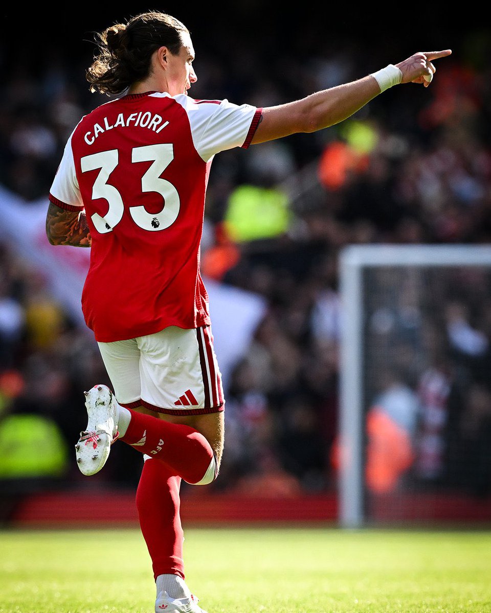 Josepintor80451's tweet photo. 🔴⚪ VAULT FULL-TIME: ARSENAL 2–1 LEEDS 🔥

Leeds took the lead, but Arsenal turned it around. Riccardo Calafiori brought them level before Bruno Guimarães came off the bench to score the winner and end Leeds’ unbeaten start. 👂👉⚽

Was Bruno the game changer today? 👀

Source: @premierleague