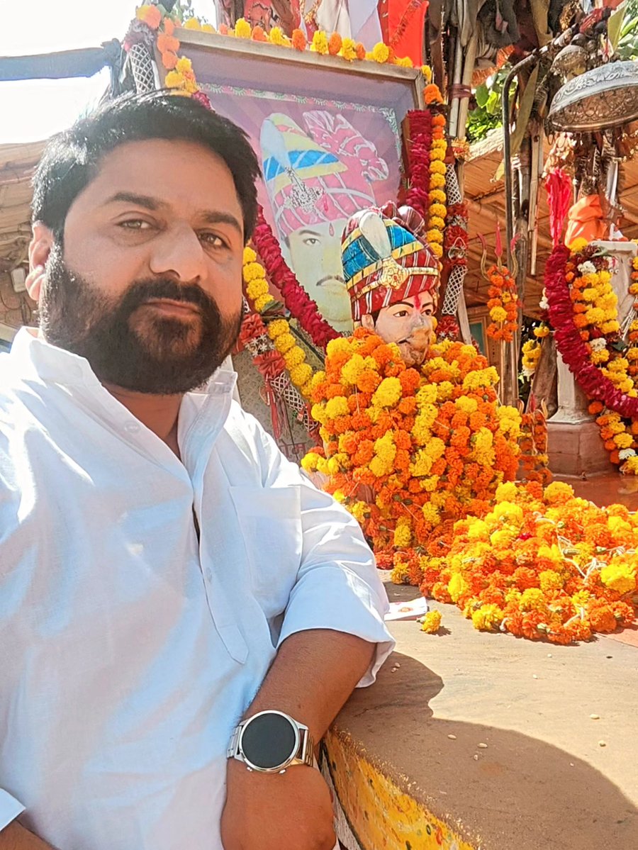 DevraMahen44895's tweet photo. जोधपुर प्रवास के दौरान श्री ओम बन्ना मंदिर में दर्शन करने का सौभाग्य प्राप्त हुआ। 

इस दौरान हमारे बड़े भाई आरिफ जी कायमखानी, जाकिर साहब सहित अन्य साथियों की उपस्थिति रही। बाबा ओम बन्ना से सभी के सुख, समृद्धि एवं खुशहाली की कामना की। 

जय श्री ओम बन्ना सा! 

#ओमबन्नासा7773🙏👈 https://t.co/82kR9Vt2CI