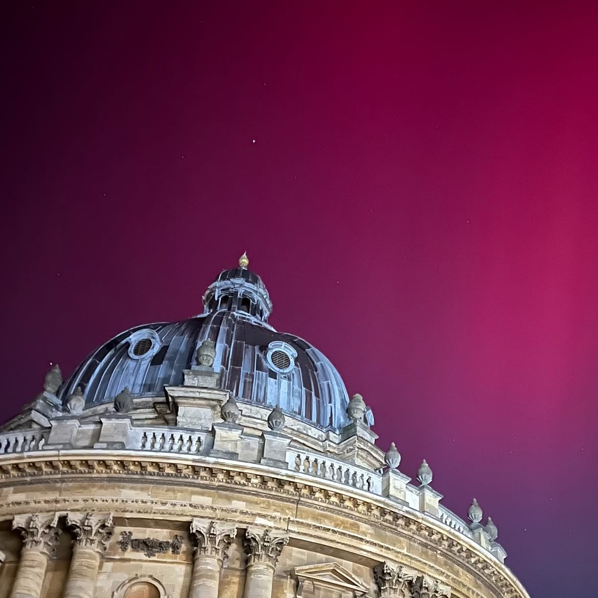 UniofOxford's tweet photo. On this day in 2024, the Northern Lights lit up the skies above Oxford 😍

📷 | Marisa Basali (via Bodleian Libraries) https://t.co/22oFMd9gmc