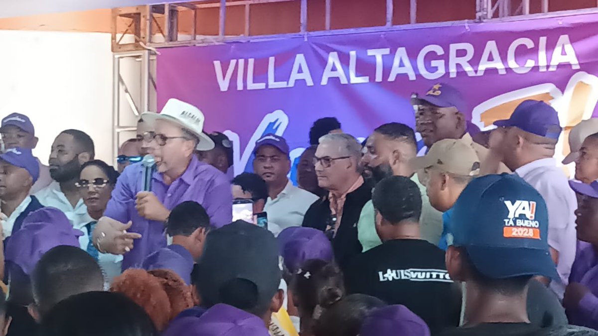 ParedesMelanio's tweet photo. VIlla, Vila, Villa...simplemente apoteósica la entrada de @GonzaloCastillo a la provincia de San Cristóbal  por Villa Altagracia, continuando por La Cuchilla y Medina https://t.co/gQEahi6COV