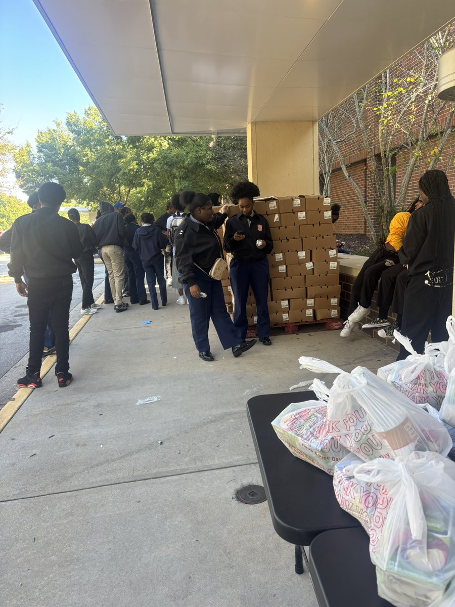 BEMaysPRIDE's tweet photo. Big shout-out to Mays HS JROTC for giving back through our food distribution! We served over 150 families! Thank you to our partners at @ACFB and @cisatlanta for helping make it possible! @GarrickWhite @JBawlson #MaysRaiders #NEXTLEVEL https://t.co/0BYXwl71fF