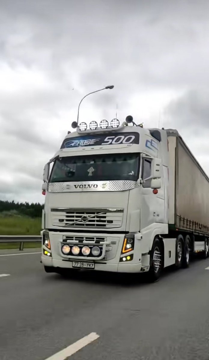 IsleMason666's tweet photo. V3 style #Volvo #Volvotruck #Volvotrucks #VolvoFH #VolvoFHV3 #VolvoFHVersion3 #ClubV3 #Dieselgypsy #Mongolia https://t.co/hDDfmYMrmV