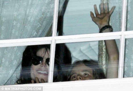 midtown_spidey's tweet photo. found these rare pics of dad michael with bigi &amp; prince in ‘09

my HEARTTT 

😭🥰😣🥺 https://t.co/iXuGGsTYiE