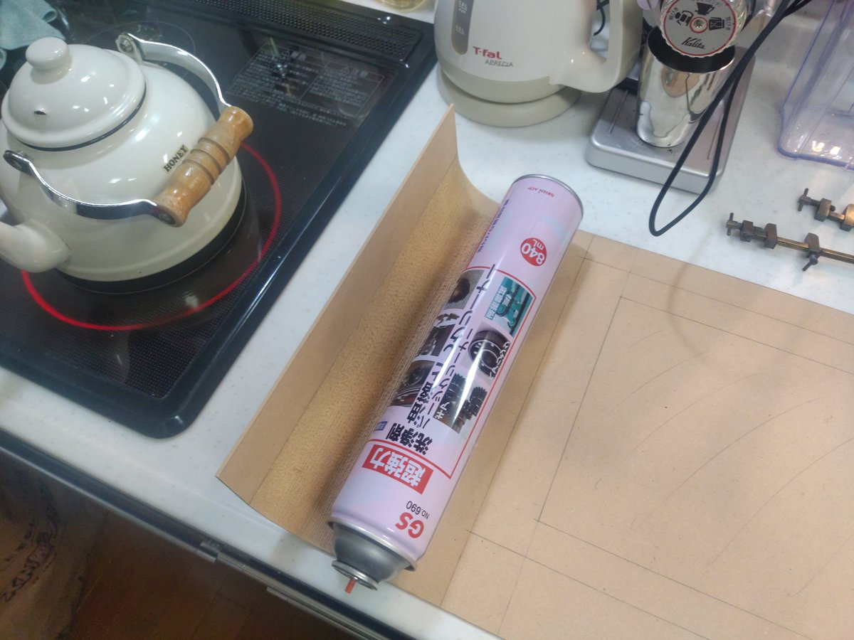 DreamCB250's tweet photo. 宮島線の方向幕製作その6
前回の試作で感じも掴めたので、改めて室内側筐体を作っていきます。結局曲げ作業はPカッターでスリットを入れた所にヤカンの湯気を当ててふやかして曲げました。割といい感じになって一安心です。曲げたところに裏から補強を入れ、上下の板を接着して箱形にしていきます。 https://t.co/gTwBrRLQYf