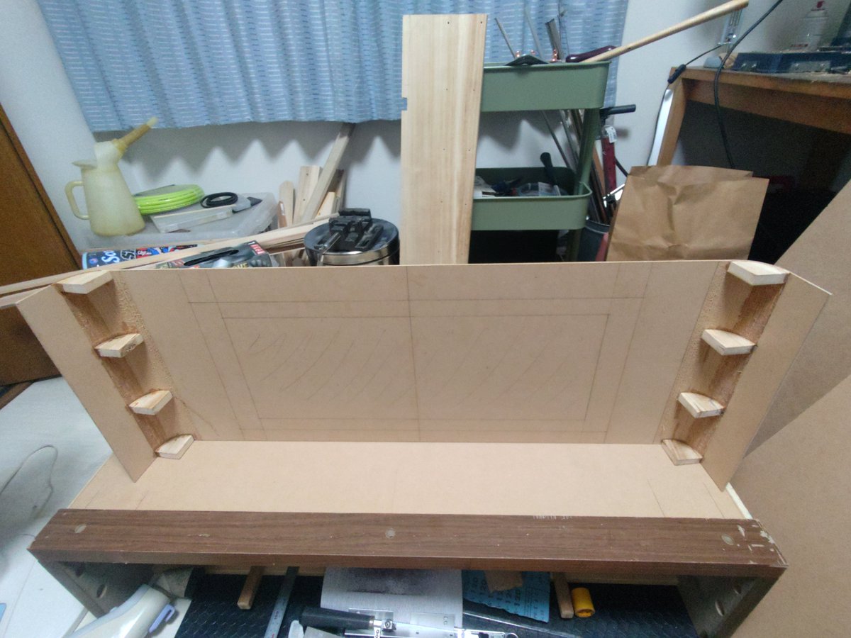 DreamCB250's tweet photo. 宮島線の方向幕製作その6
前回の試作で感じも掴めたので、改めて室内側筐体を作っていきます。結局曲げ作業はPカッターでスリットを入れた所にヤカンの湯気を当ててふやかして曲げました。割といい感じになって一安心です。曲げたところに裏から補強を入れ、上下の板を接着して箱形にしていきます。 https://t.co/gTwBrRLQYf