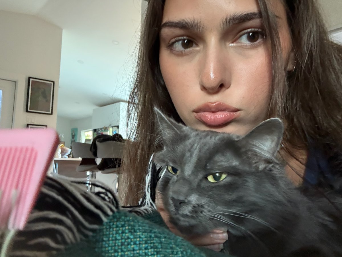 MiaOnXem's tweet photo. who looks more annoyed right now 😊 https://t.co/HzuD8EHFba