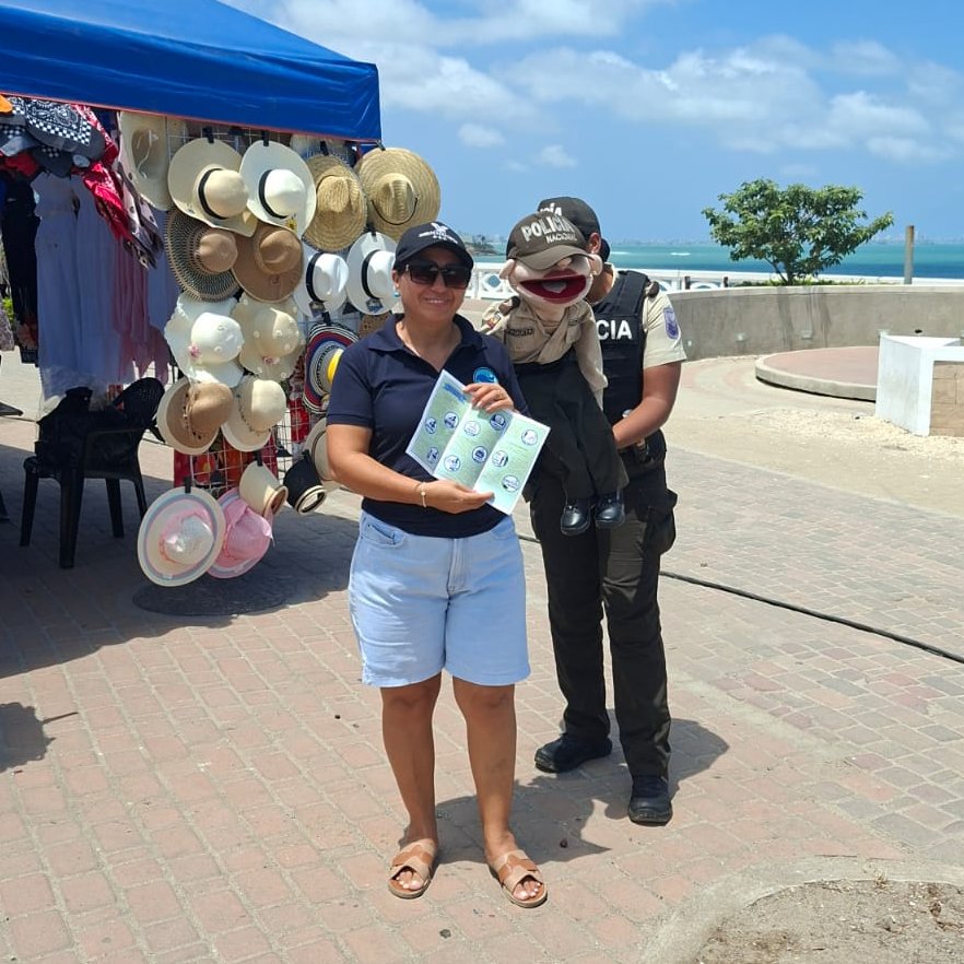 PoliciaEcZona5's tweet photo. 🚔 PRESENCIA POLICIAL EN #SANTAELENA
La #PolicíaEcuador ejecuta operativos preventivos y controles viales durante el #Feriado09DeOctubre, para prevenir hechos delictivos y fortalecer la seguridad ciudadana.
#ServirYProtegerConFirmeza #EstrategiaOperacional3D https://t.co/7APjUnKrQr
