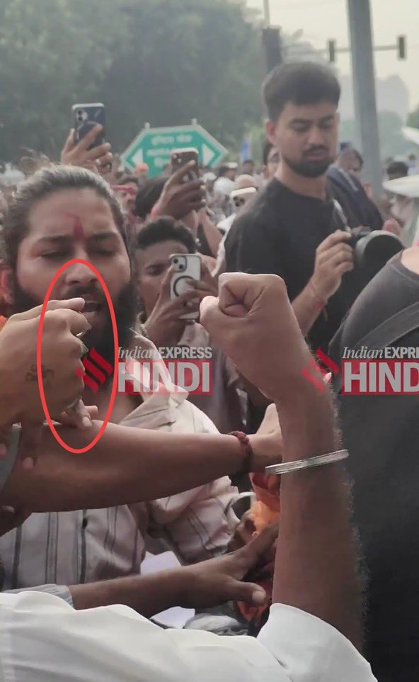 raghavindia1's tweet photo. Right-wing goons are attacking people with weapons in front of the Delhi Police. I refuse to believe the police want to watch crime happen. The real question is: how much pressure are those at the top putting on the police? Is the government allowing violence to happen as a tool of political revenge?
