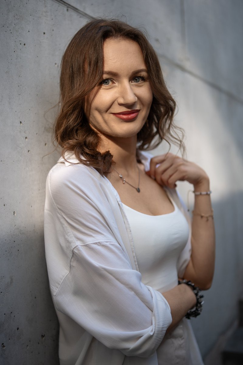 adamdpl's tweet photo. Kilka prostych portretów na tle betonowej ściany i schodów.
Zdjęcia wykonane Sony A7CII z obiektywem Samyang 45mm f/1.8 przy f/1.8 i ISO 100-400.
#portret #sesjakobieca #sonyalpha #samyang45mm #miejskasesja https://t.co/deDbd4gXeK