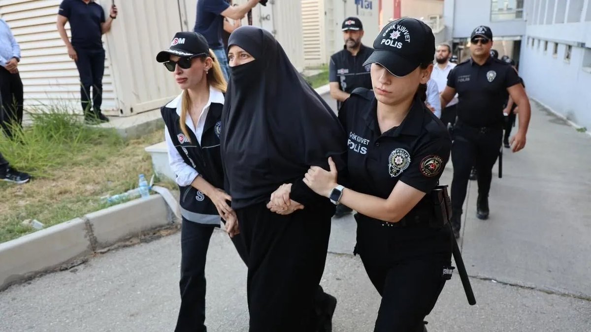 NisanurYavuzz2's tweet photo. Vurguncular WhatsApp gruplarından çıkarılmakla yetinirken, tek bir banka hesabı dahi olmayan Semra Hocam, mali operasyon bahanesiyle 40 gündür tek kişilik hücrede tutuluyor.

MaliOperasyon Gerçeği
SemraKuytula Ozgürlük