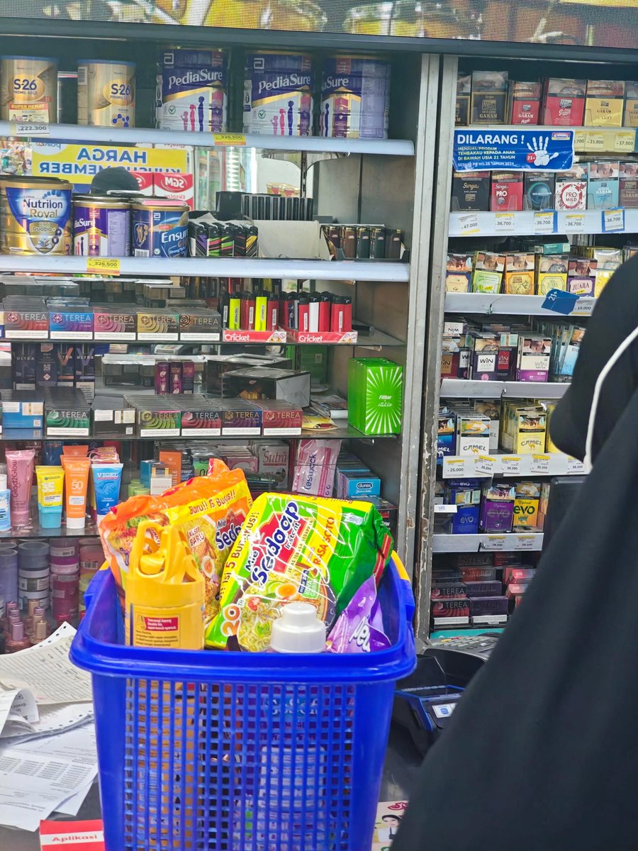 leeleowoni's tweet photo. Eh tolonglah. @Indomaret ~ tolong jangan kayak gini. Semua juga tau itu barang susah… #fitbar #alphadriveone #ald1 #fitbarxald1 https://t.co/YDntQLQN43