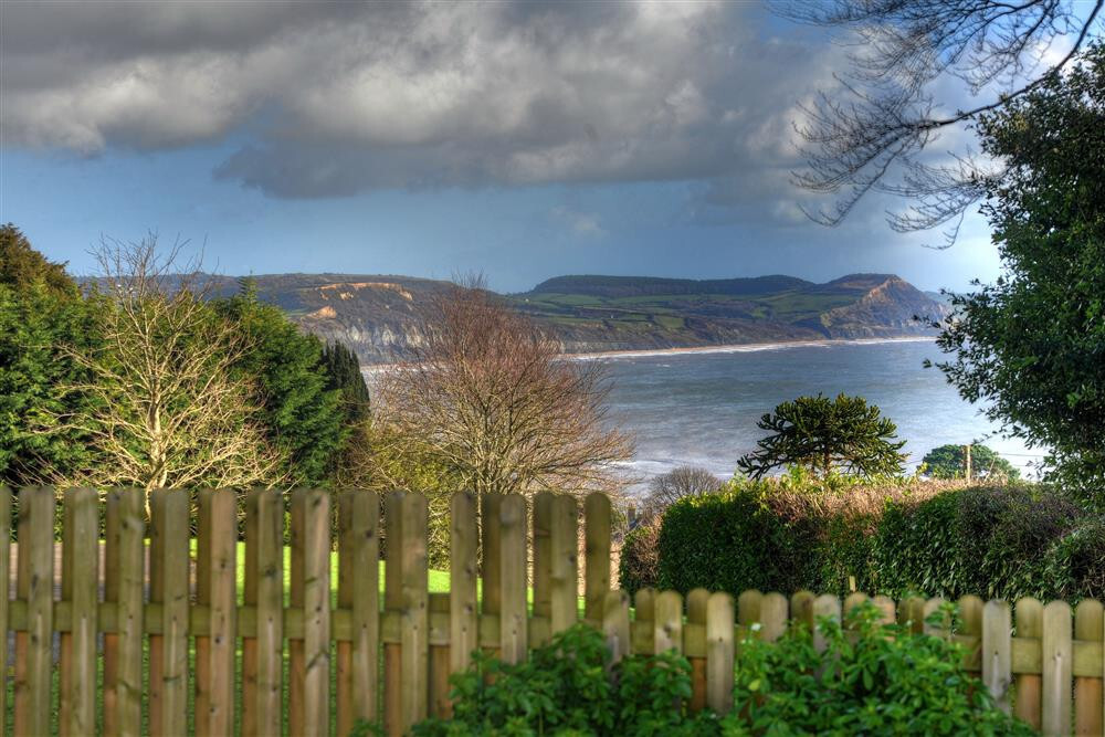 scateringcouk's tweet photo. Three bedrooms: 2 x king-size, 1 x king-size with zip-link (can be set up as twin on request). Bathroom with bath, shower over, basin and WC.
🐾 Dog friendly
📍 Lyme Regis, Dorset
https://t.co/fVYa4lnFF3
#LymeRegis #Dorset #DogFriendly #HolidayCottage #SelfCatering https://t.co/2DOoiPPy3C