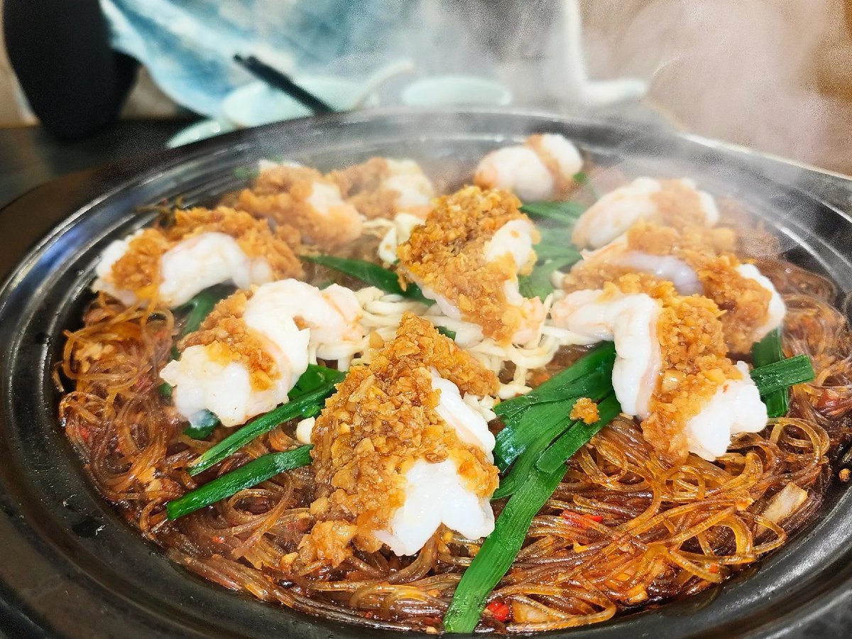 Lirienwe1's tweet photo. Garlic shrimp with vermicelli pot, steaming and delicious🍤📷 https://t.co/goqS26WpsK
