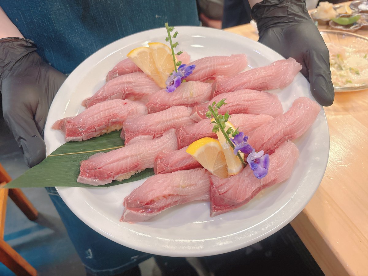 torochan1031's tweet photo. 白菜のサラダもお寿司も天ぷらもめちゃくちゃ美味しかった…
サカナス商店さん、今月も最高です！ https://t.co/LCgUAcg10c