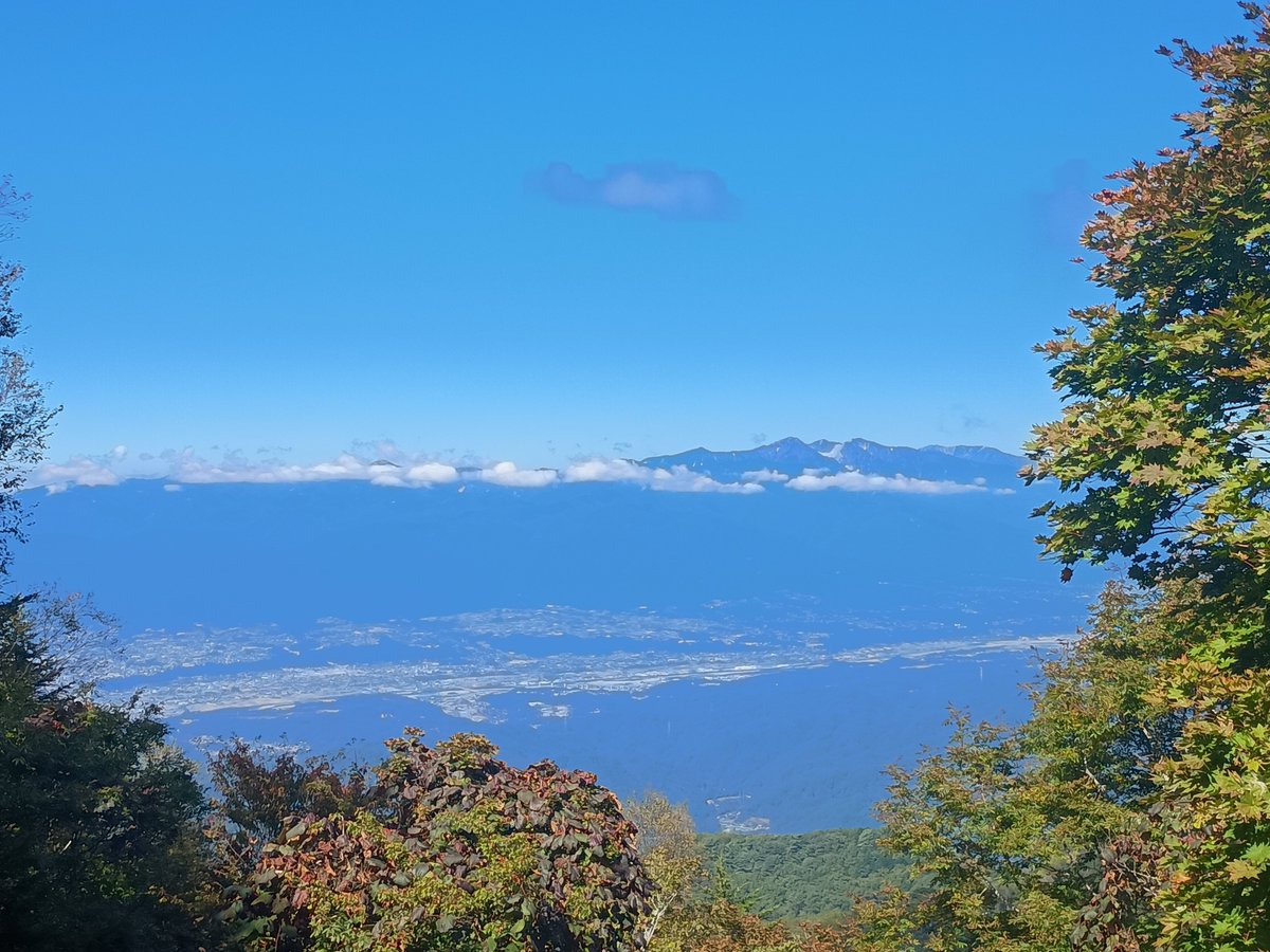 hiraemom's tweet photo. なお峠上の見晴らし良い場所からは、青空広がる伊那谷も https://t.co/4ryFzfVpgl