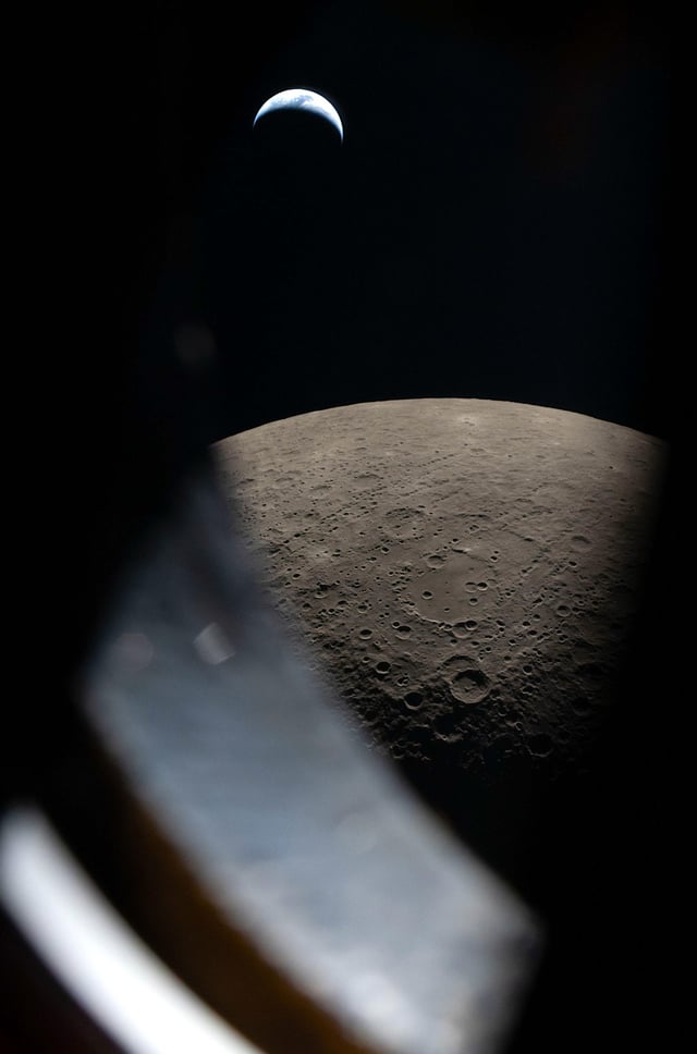 konstructivizm's tweet photo. Earth &amp; Moon just outside a window
NASA

A view from the window of the Orion spacecraft approximately 9 minutes before Earthset during the Artemis Il lunar flyby on April 6, 2026.

Credit: Artemis II Crew/NASA https://t.co/sF7sUa16HP