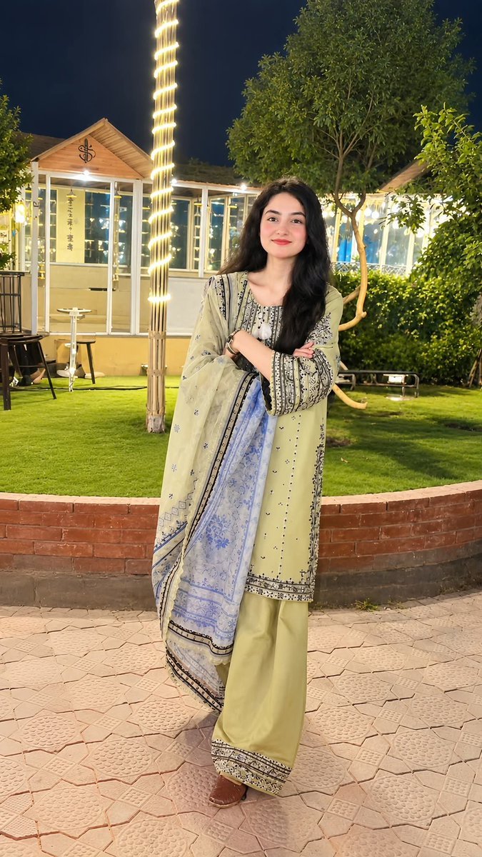 ImshaRehan's tweet photo. بس ایک بار جو دیکھ لوں میں چہرہ اس کا،

تو کائنات کی ہر ایک شے پھیکی لگنے لگتی ہے۔
#اردوقومی_زبان https://t.co/oIB9IaIMoT