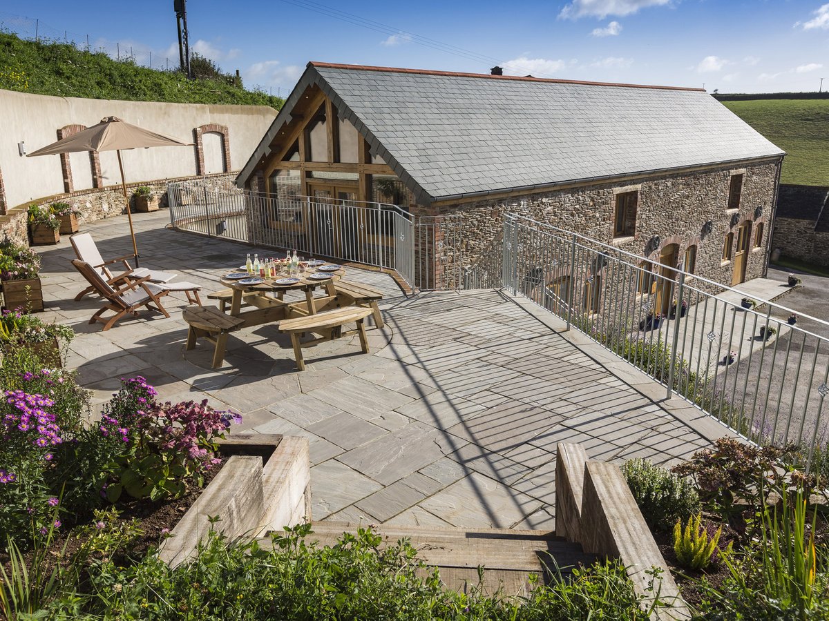 scateringcouk's tweet photo. Four bedrooms all en suite: 2 x super King-size with a bath with rainhead shower (over) plus hand-held shower, wash-hand basin, cabinet, w.c, and...
🐾 Dog friendly
📍 Dartmouth, Devon
https://t.co/zkJMMNeJWw
#Dartmouth #Devon #DogFriendly #HolidayCottage #SelfCatering https://t.co/gysv0nCMXL